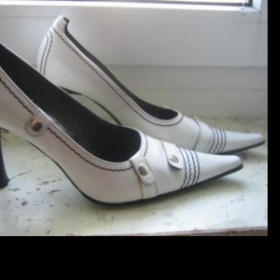 Bílé kožené lodičky