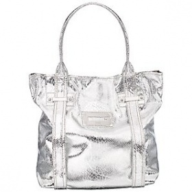 Kabelky Guess do dvou tisíc