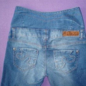Modré džíny se zvýšeným pasem Bershka