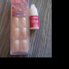 Umělé nalepovací nehty se vzorem