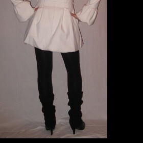 Bílý zimní kabát, velké černé knoflíky