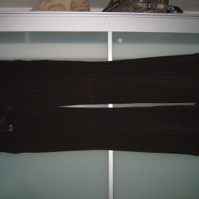 Elegantní hnědé kalhoty s růžovým proužkem