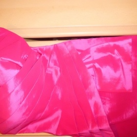 Jaké doplňky zvolit k sytě růžovým plesovým šatům