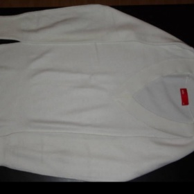 Bílý svetr Esprit s výstřihem do V - foto č. 1