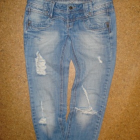 Džíny středně modré děravé