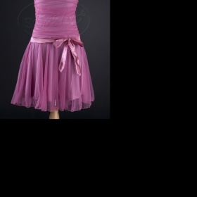 Doplňky k růžovým šatům