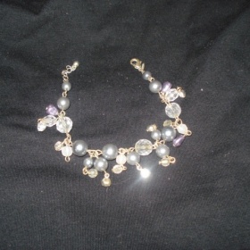 Náramek šedostříbrný perličkový