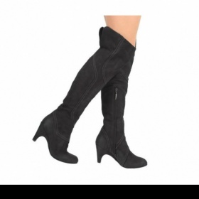 Jaké oblečení se hodí k semišovým mušketýrkám?