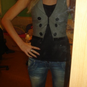 Vestička černo - šedá s černými knoflíky elegantní