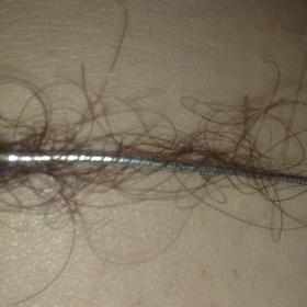 Řetízek mi trhá vlasy