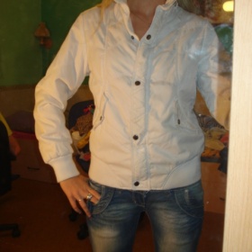 Bunda sněhově bílá podzimní s kapucí