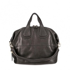 Kabelka připomínajíci tvarem Givenchy kabelky