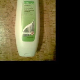 Avon - Kondicioner s ženšenem a bambusem pro barvené vlasy Naturals