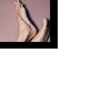 Tetování na nártu vedené přes kost na kotníku