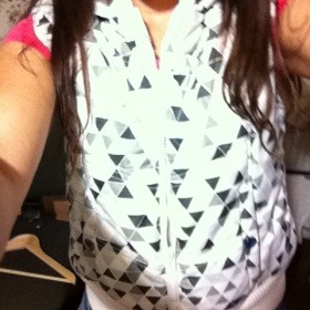 Bílá vesta se vzorky Fishbone