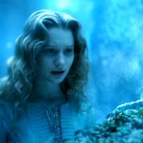 Vlny Mii Wasikowské ve filmu Alenka v říši divů