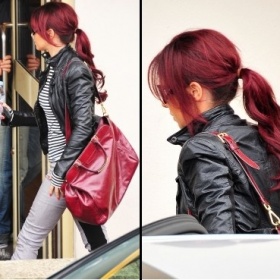 Růžovo - červená barva na vlasy