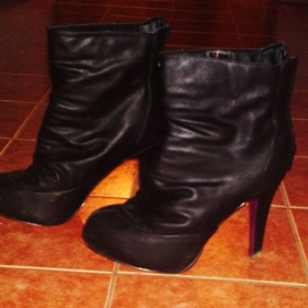 Černé kotníkové boty na podpatku podzim/zima