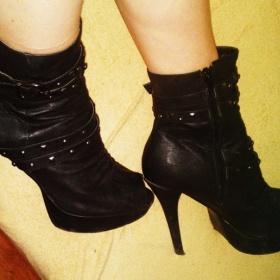 Černé kotníkové boty na vysokém podpatku podzim/jaro s otevřenou špičkou - foto č. 1