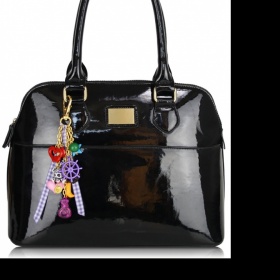 Černá lakovaná kabelka s odepínatelným přívěskem - foto č. 1