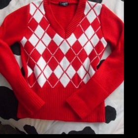 Teploučký červený károvaný svetr