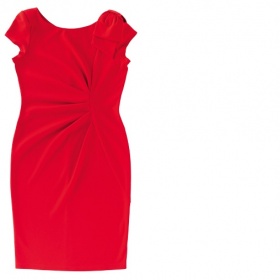 Jaké doplňky k červeným šatům bez výstřihu