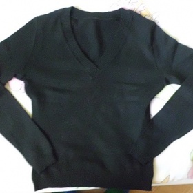 Černý krátky svetřík s výstřihem do V