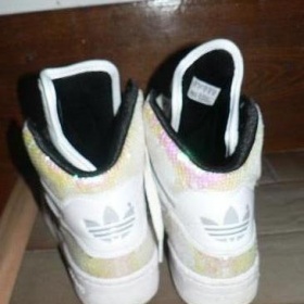 Bílo černé lesklé boty Adidas s flitry 42
