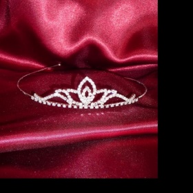 Účes na ples s korunkou