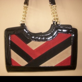 Černo červená kabelka z Londýna