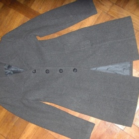 Šedý vypasovaný kabátek