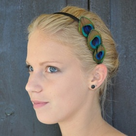 Líčení k naušnicím a čelence z pavích peříček