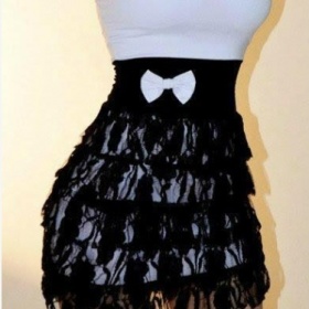 Černobílé šaty s mašlí