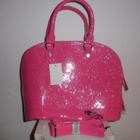 Růžová lakovaná kabelka s odepínatelným popruhem - lehce drhne zip