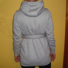 Šedá delší mikina s páskem z Polska - foto č. 1