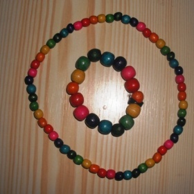 Barevný náhrdelník a náramek z dřevěných korálků