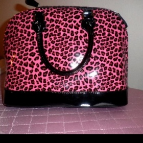 Růžová leopardí kabelka + popruh + odepiantelný přívěsek, drhne zip