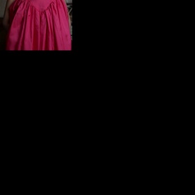 Co k výraznějším růžovým dlouhým šatům