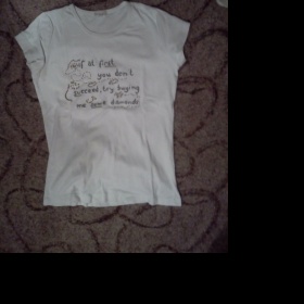Bílé triko s nápisem