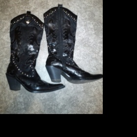 Černé kovbojské kozačky