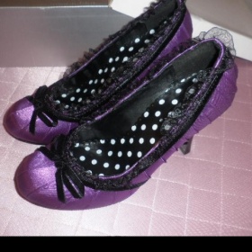 Fialové lodičky ze saténu lemované krajkou, 38