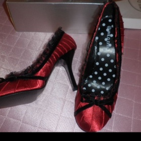 Červené lodičky ze saténu s krajkou, 38