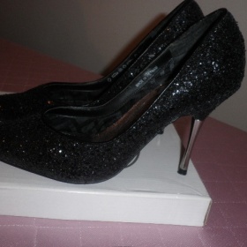 Decentně třpytivé černé lodičky Humanic, 39