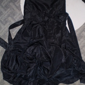 Černé nabírané šaty s mašlí - foto č. 1