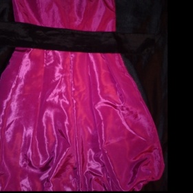 Co k růžovo - černým šatům?