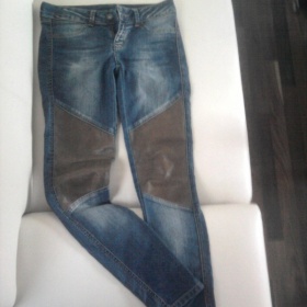 Rifle s kůží na kolenou Ann Christine