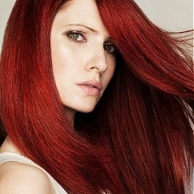 Tmavě červená barva na vlasy