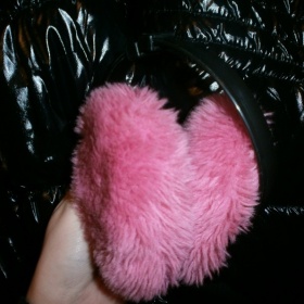 Růžové chlupaté klapky na uši