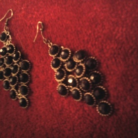 Dvoje náušnice - černé visací a barevné kruhové