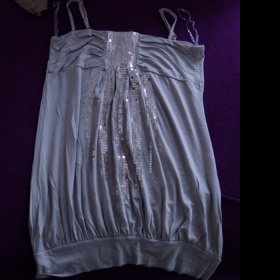 Béžový top s flitry, New Yorker